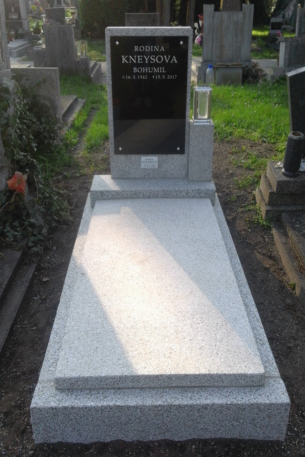 Pomník s náhrobním sklem