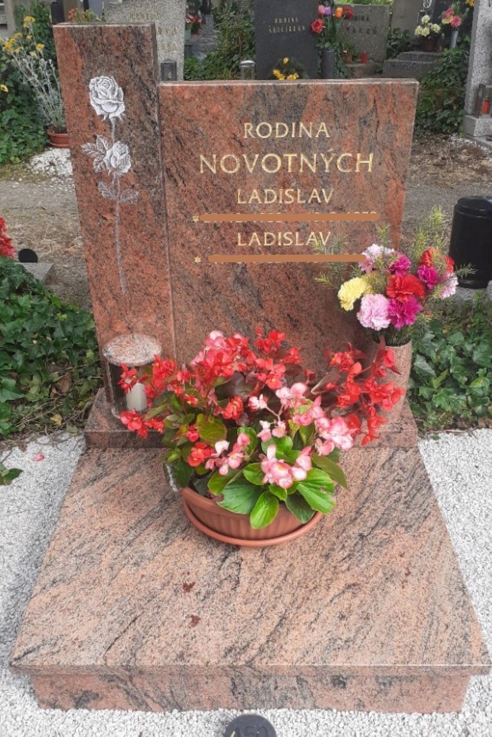 Urnový pomník se sloupkem a ručně rytou růží