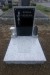 Urnový pomník ze světlé žuly s náhrobním sklem a ručně rytým motivem